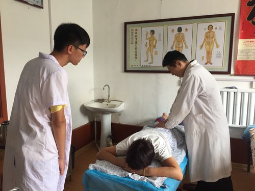 中医康复专业的队员在康复理疗科室学习推拿疗法,一走进医院的"国医堂